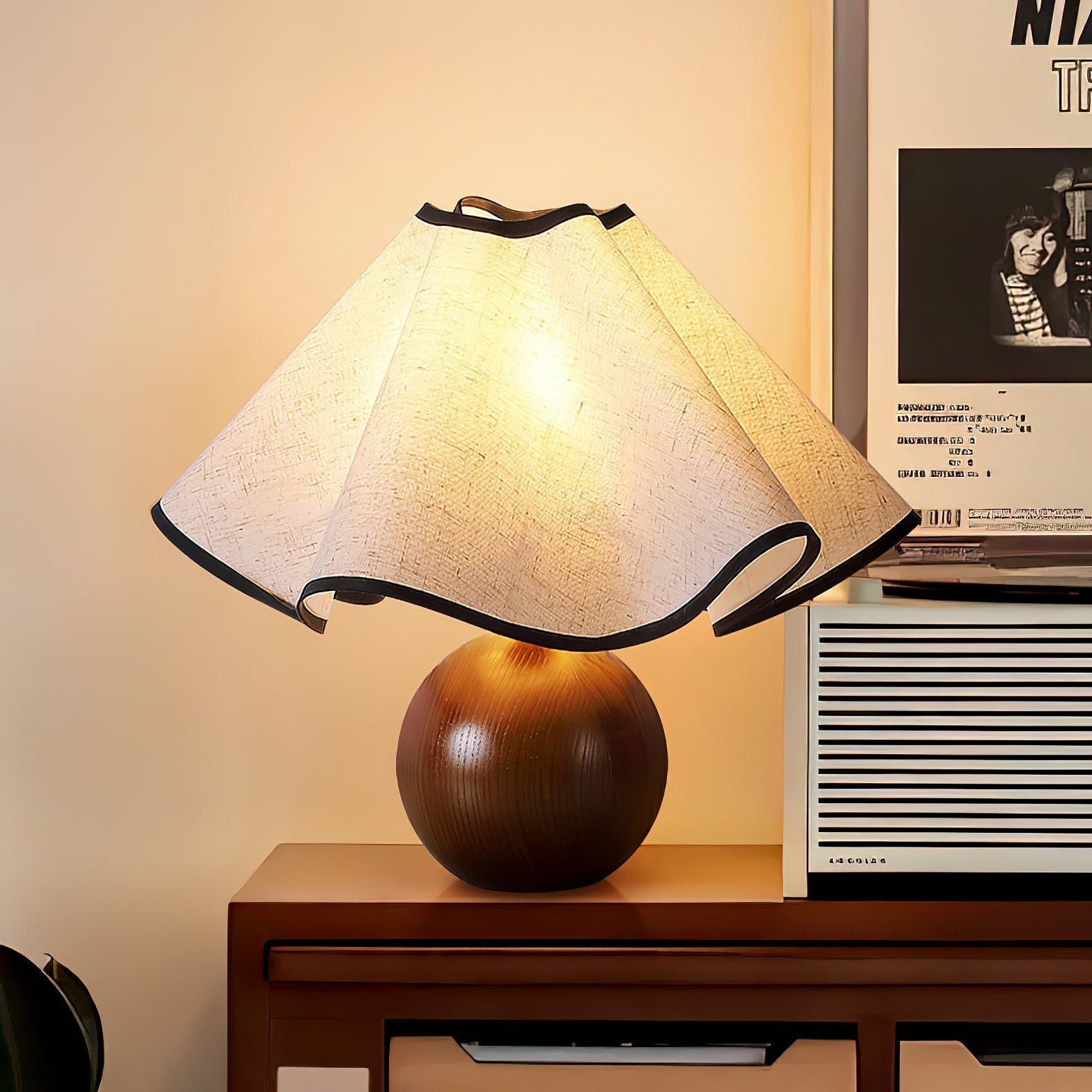 Minimalistisk böjd bordslampa – Elegant accentbelysning för moderna hem
