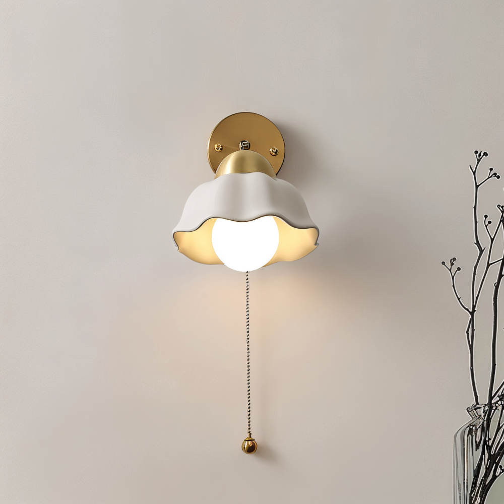 Vintage blommig vägglampa – Elegant vit LED-armatur