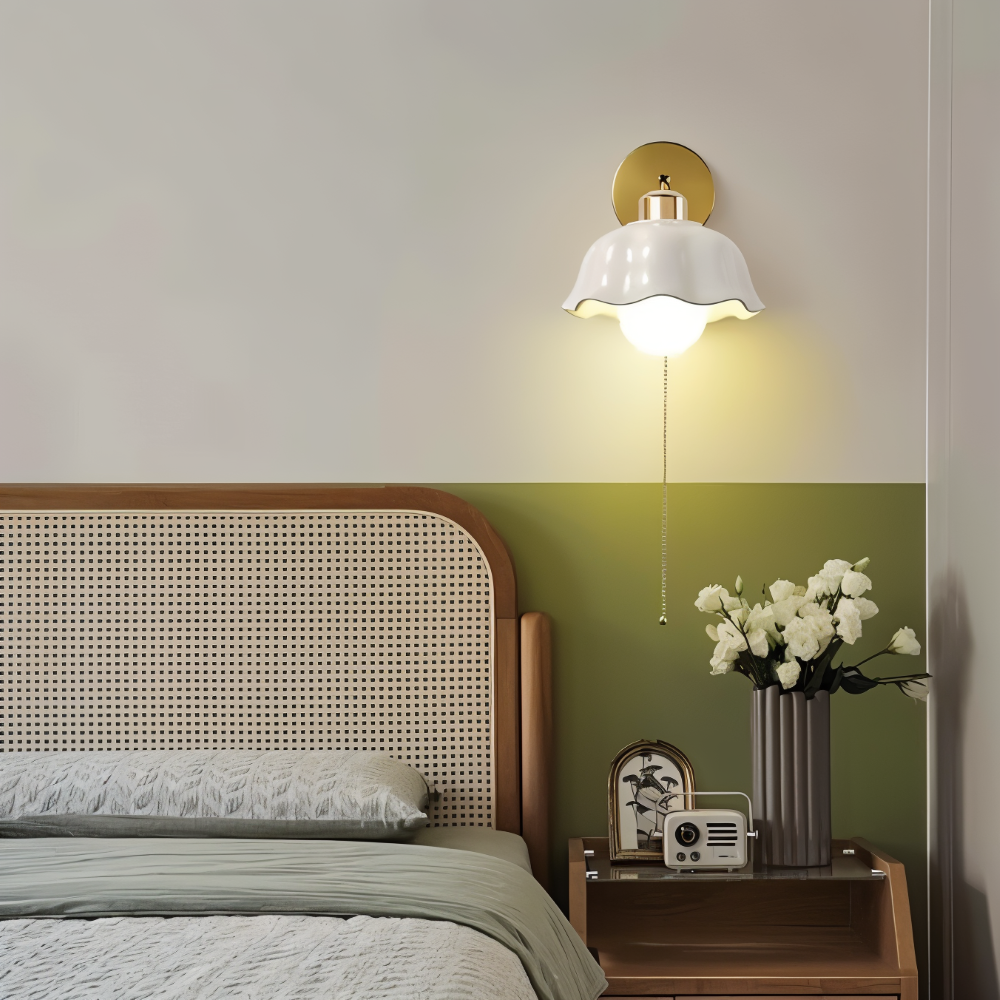 Vintage blommig vägglampa – Elegant vit LED-armatur