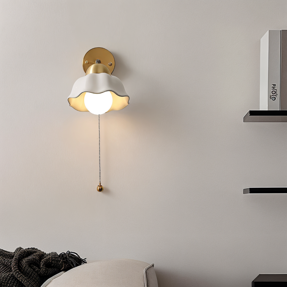 Vintage blommig vägglampa – Elegant vit LED-armatur