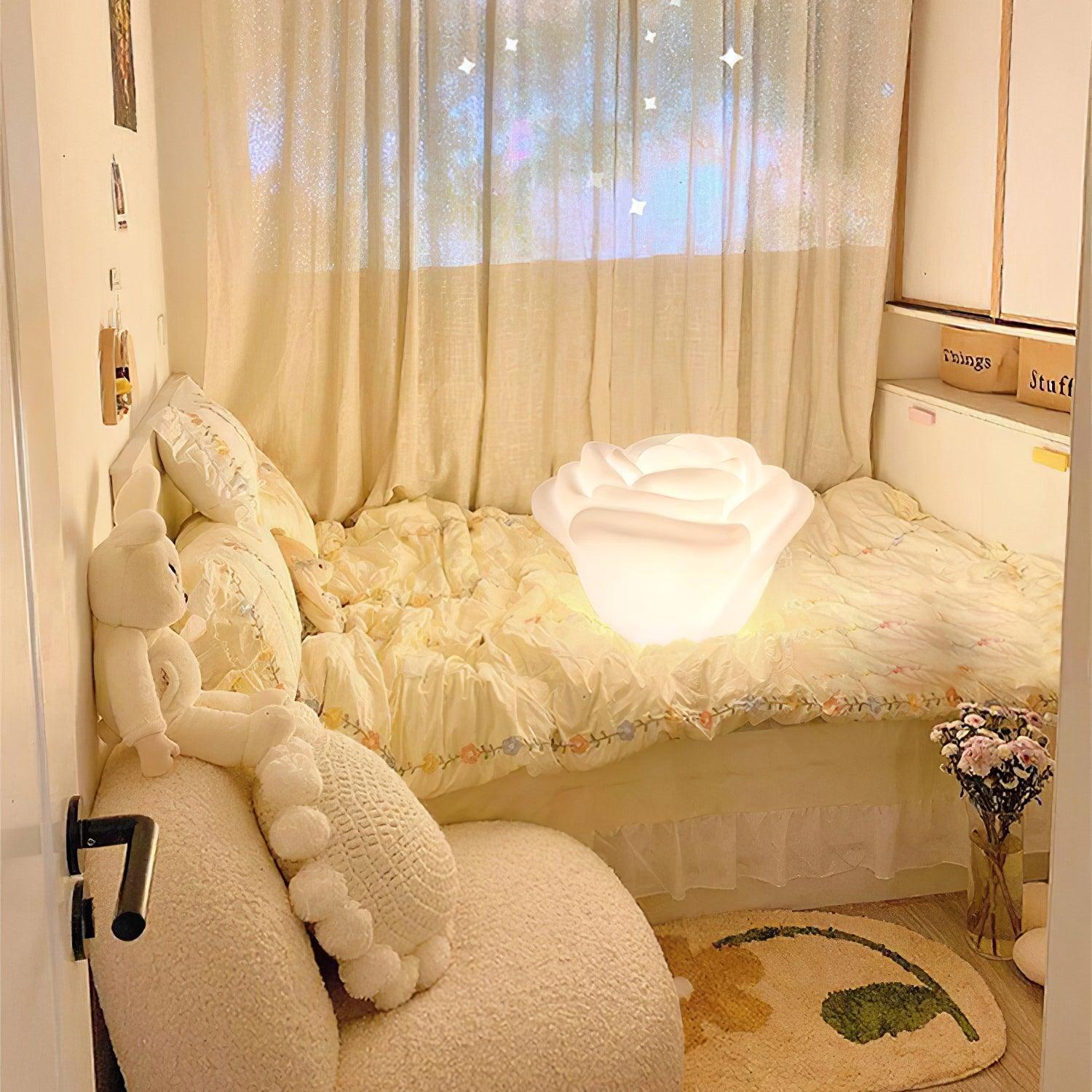 Graciös LED-lampa med kronblad - Vit rosinspirerat ljus