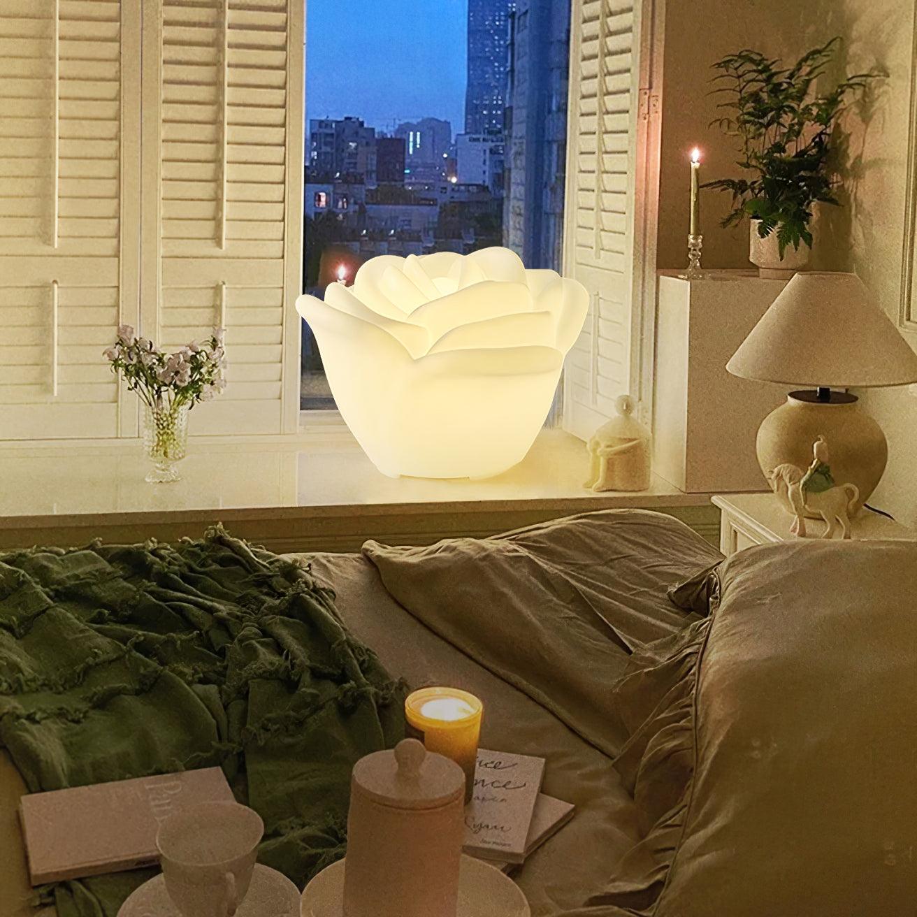 Graciös LED-lampa med kronblad - Vit rosinspirerat ljus