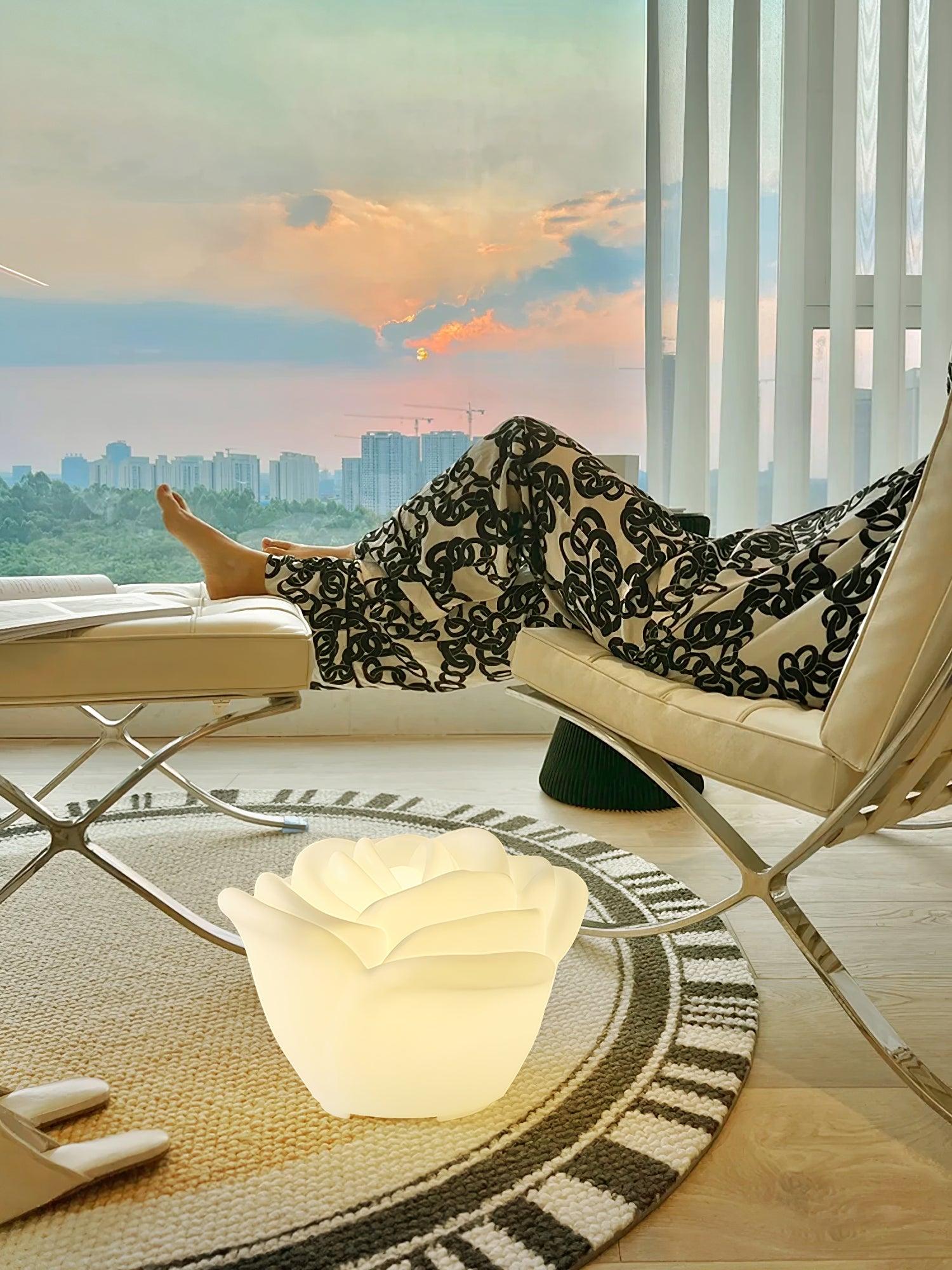 Graciös LED-lampa med kronblad - Vit rosinspirerat ljus