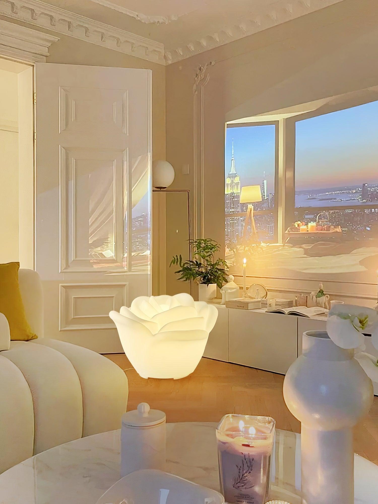 Graciös LED-lampa med kronblad - Vit rosinspirerat ljus