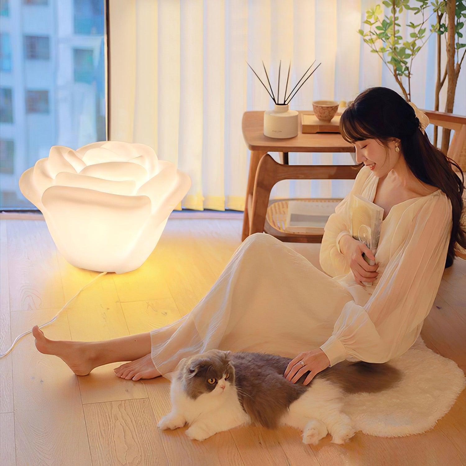 Graciös LED-lampa med kronblad - Vit rosinspirerat ljus