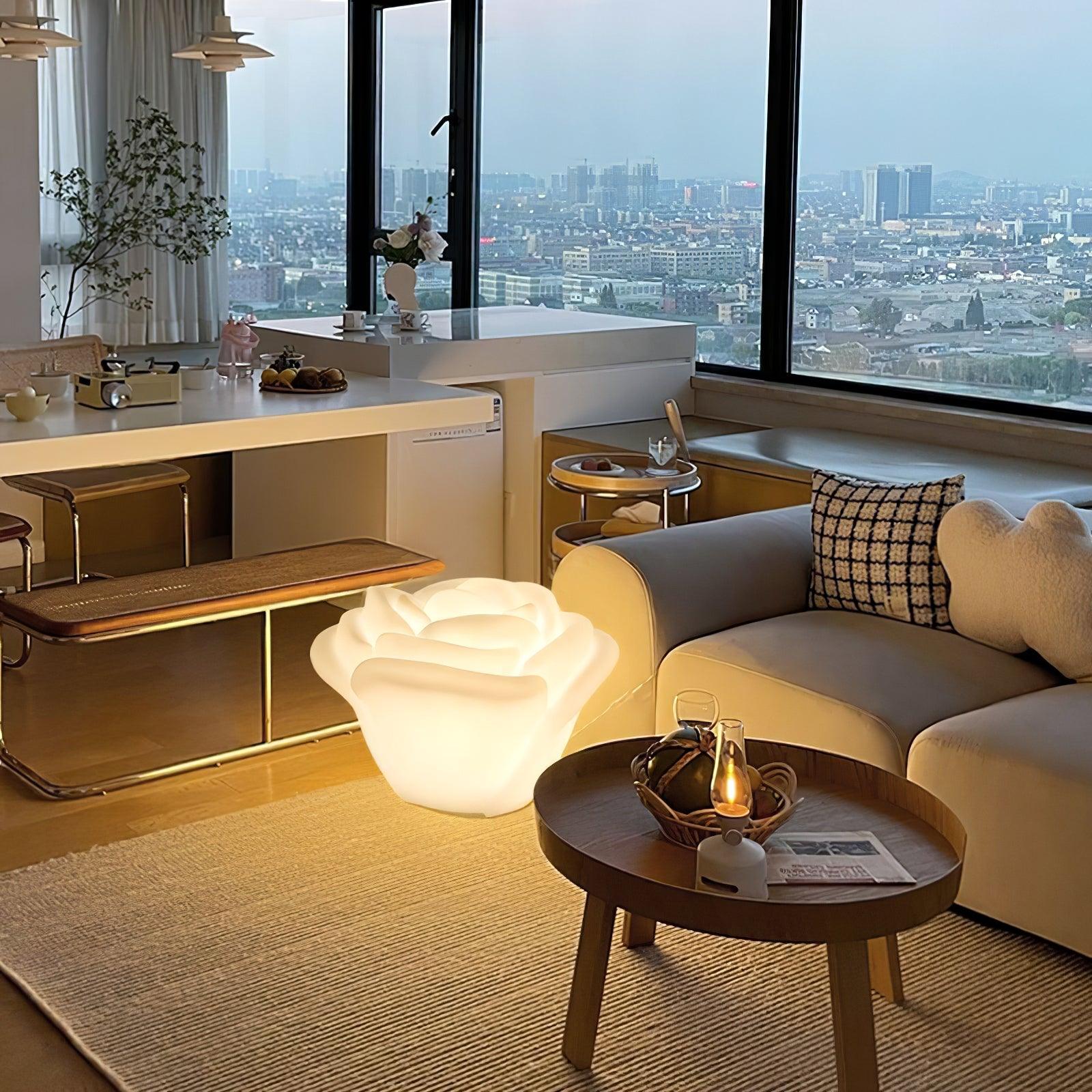 Graciös LED-lampa med kronblad - Vit rosinspirerat ljus