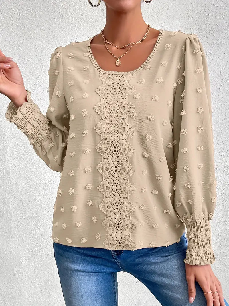Damblus med schweiziska prickar och charm – Elegant rundhalsad topp med textur och fina polkadetaljer
