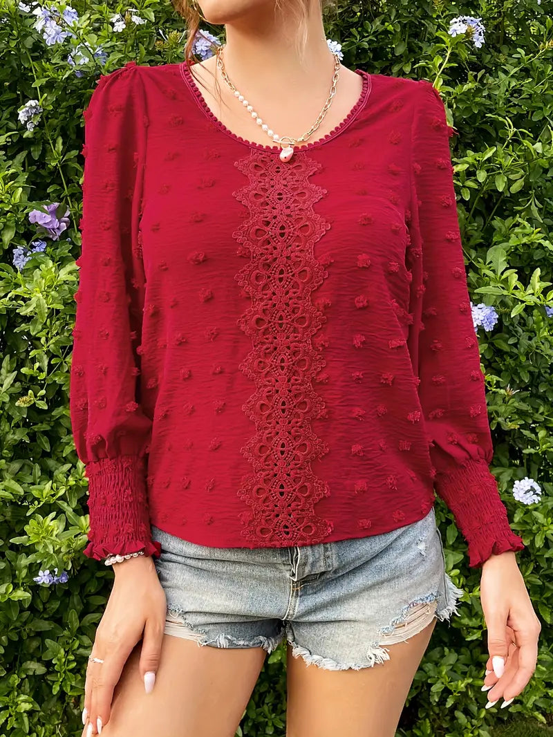 Damblus med schweiziska prickar och charm – Elegant rundhalsad topp med textur och fina polkadetaljer