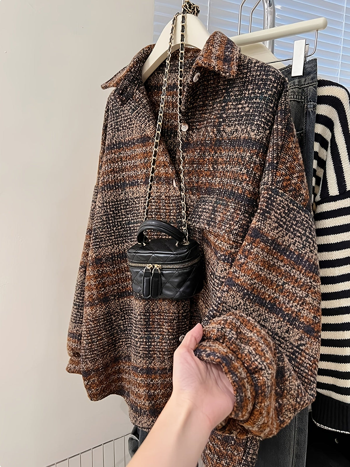 Holly | Texturerad sjäck med knappar och bröstficka – Casual höst och lager-på-lager ytterkläder