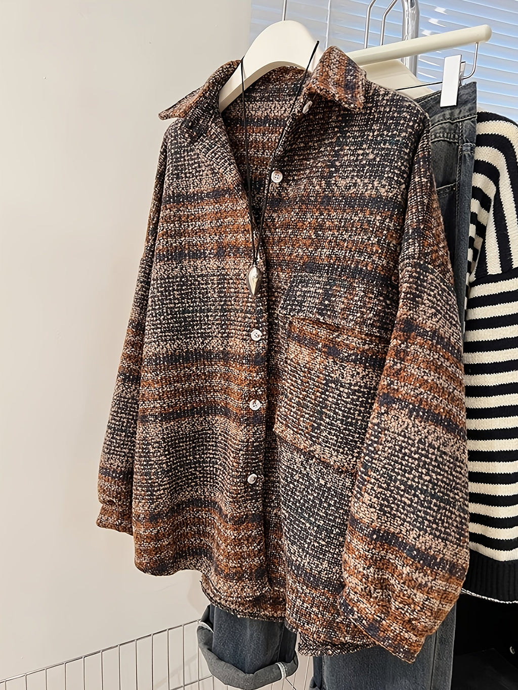 Holly | Texturerad sjäck med knappar och bröstficka – Casual höst och lager-på-lager ytterkläder