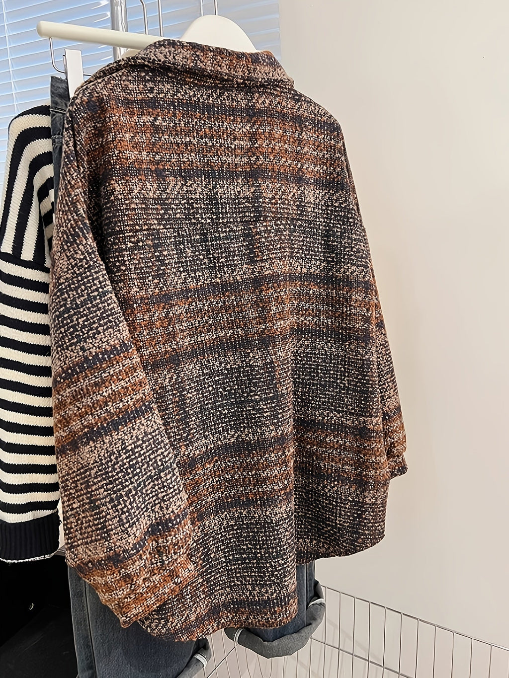 Holly | Texturerad sjäck med knappar och bröstficka – Casual höst och lager-på-lager ytterkläder