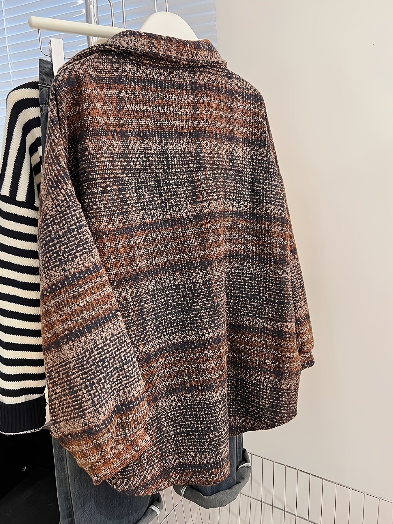 Holly | Texturerad sjäck med knappar och bröstficka – Casual höst och lager-på-lager ytterkläder