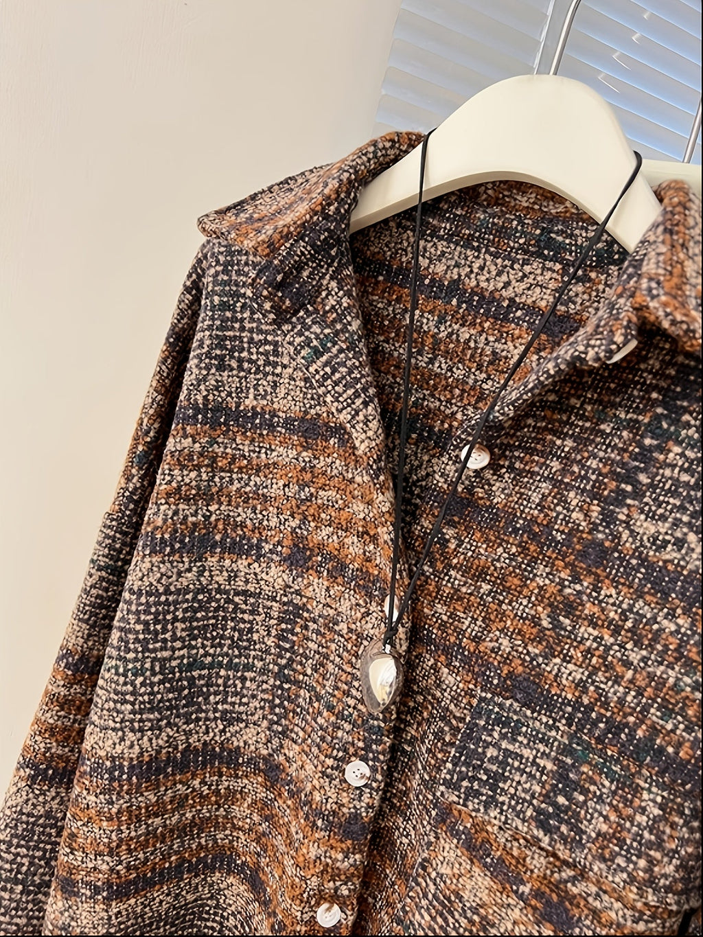 Holly | Texturerad sjäck med knappar och bröstficka – Casual höst och lager-på-lager ytterkläder
