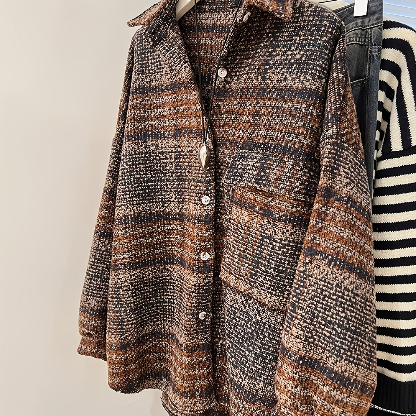 Holly | Texturerad sjäck med knappar och bröstficka – Casual höst och lager-på-lager ytterkläder