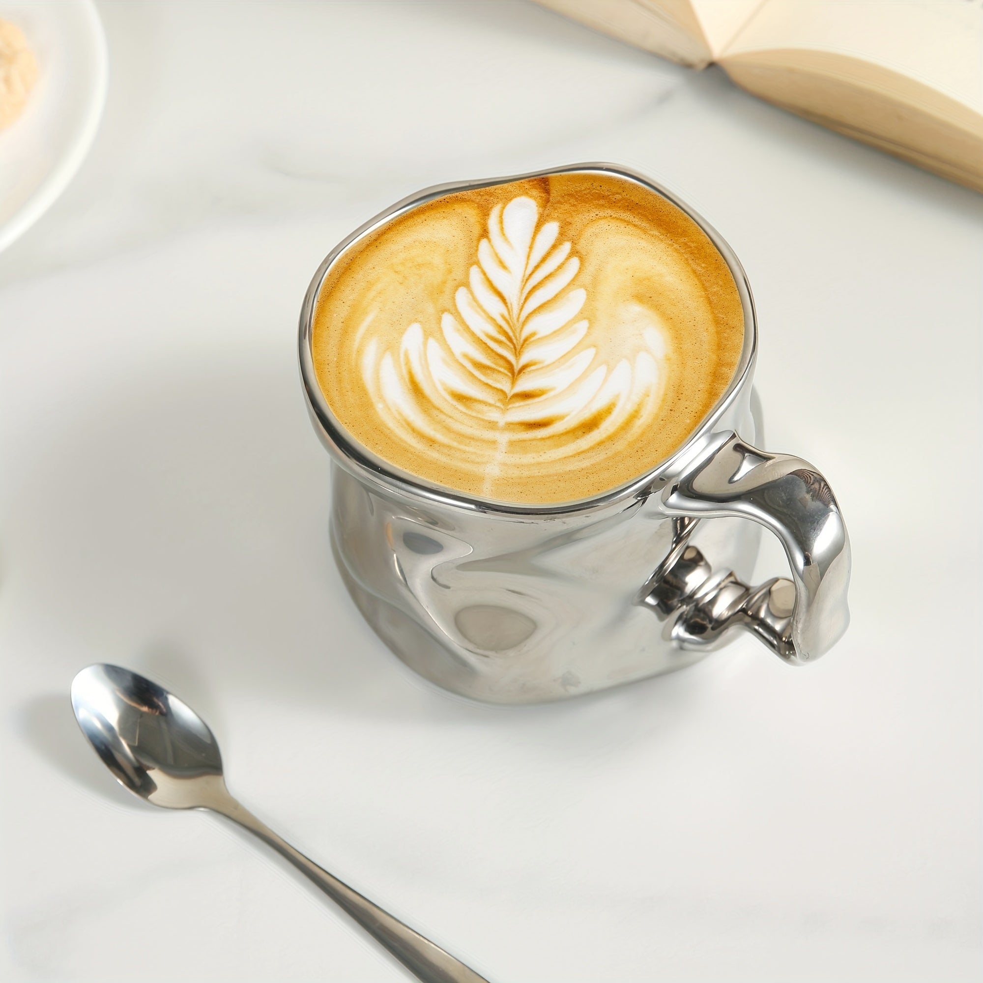 Handgefertigte Kaffeetasse aus gedrehter Keramik – Künstlerische Knitterstruktur mit Henkel