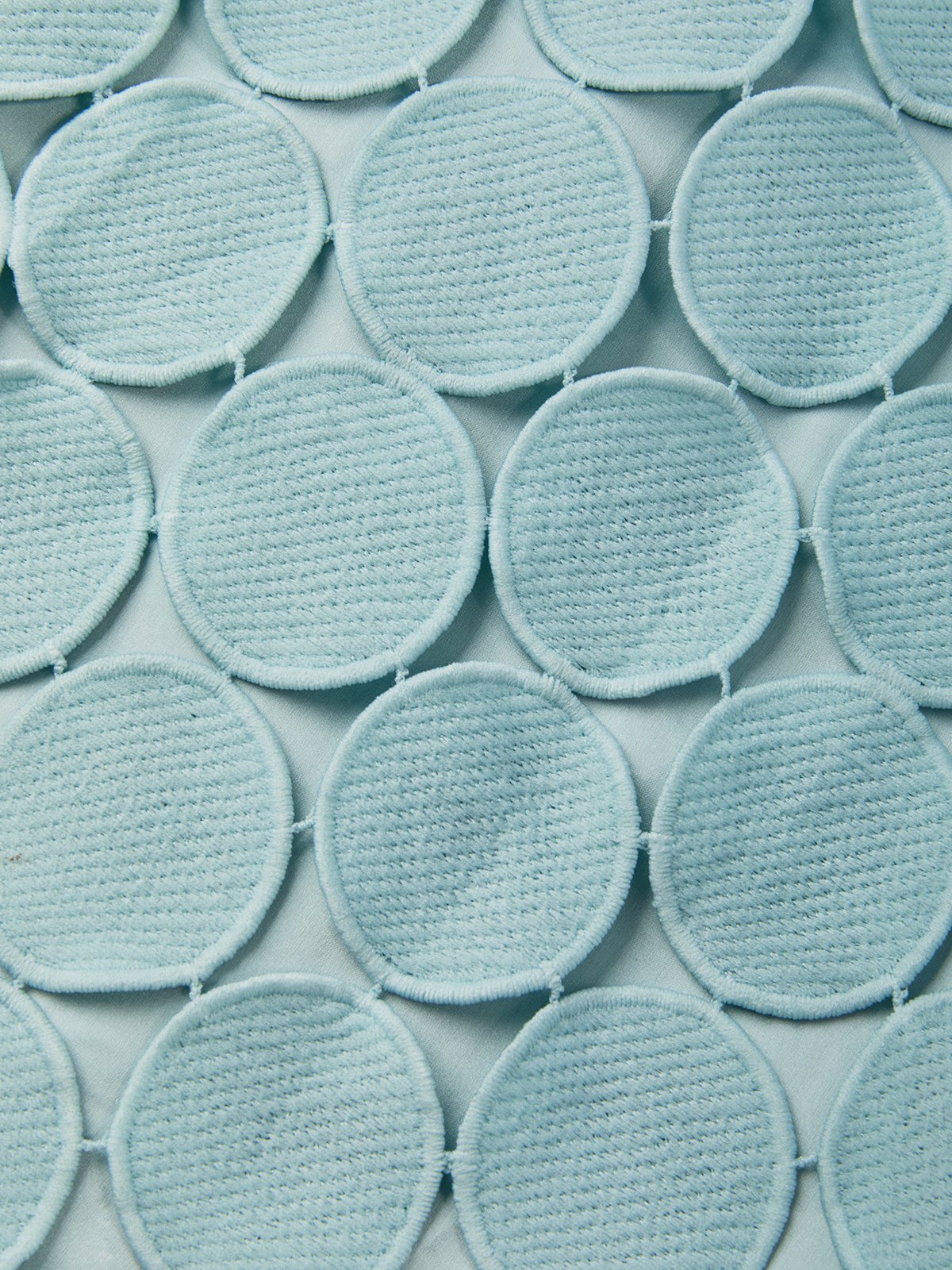 Katrina | Midiklänning med laserskurna detaljer, hög hals, ärmlös modell och livstycke i satin