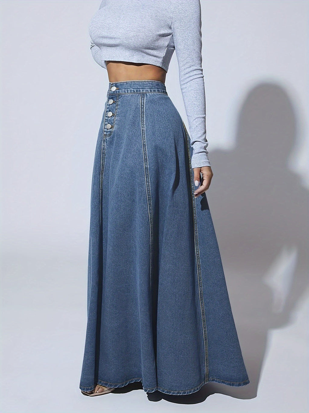 Damkjol i vintagetvättad denimmaxikjol - Högmidjad, utsvängd silhuett med tidlös streetwear