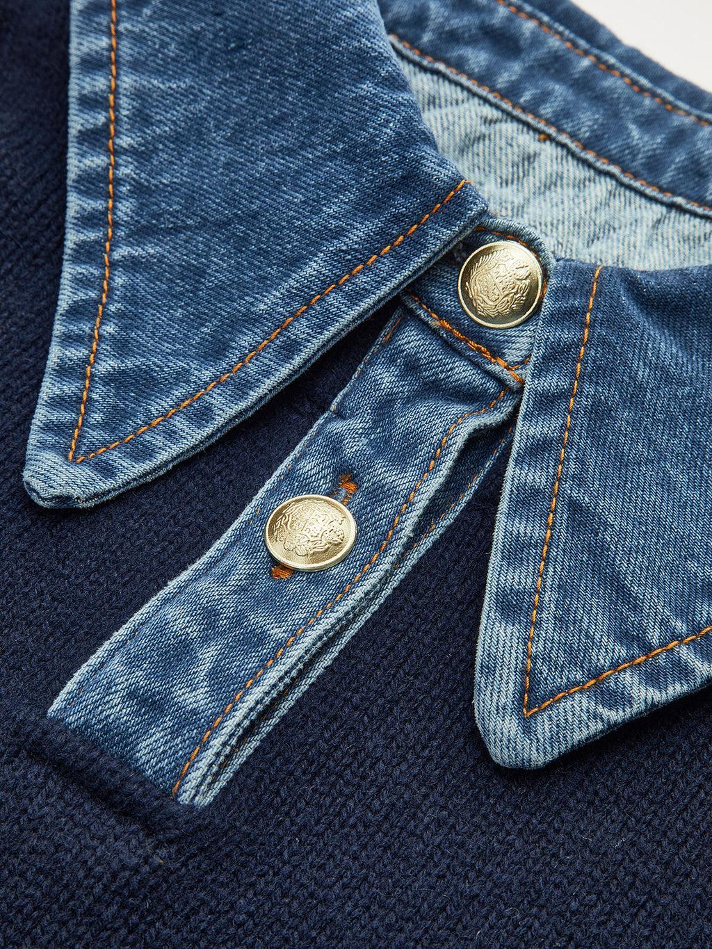 Amavelle | Stickad tröja med chambraykant och denimkrage - Kontrastfärgad slagtröja