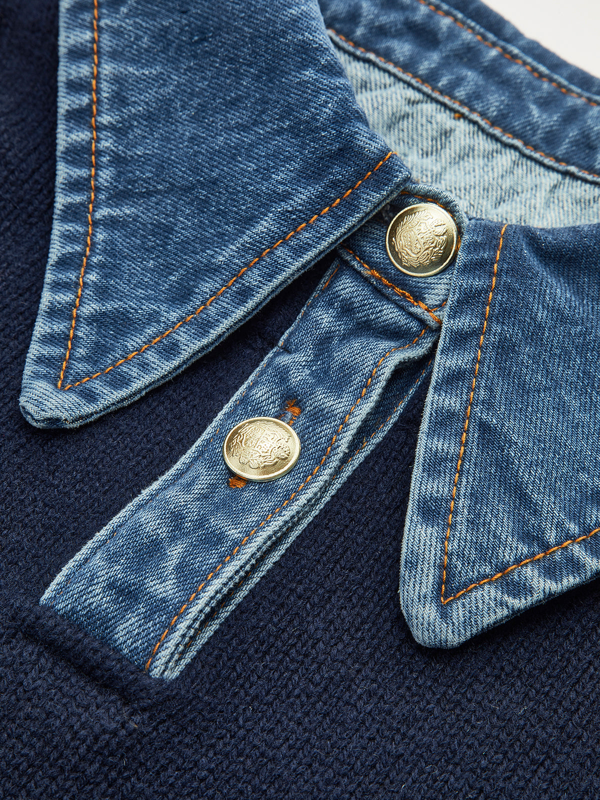 Amavelle | Stickad tröja med chambraykant och denimkrage - Kontrastfärgad slagtröja
