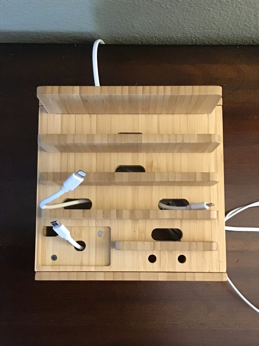 Bamboo 5-portars laddningsstation – USB-organiseringsdocka för smartphones, surfplattor och smartklockor med kabelset