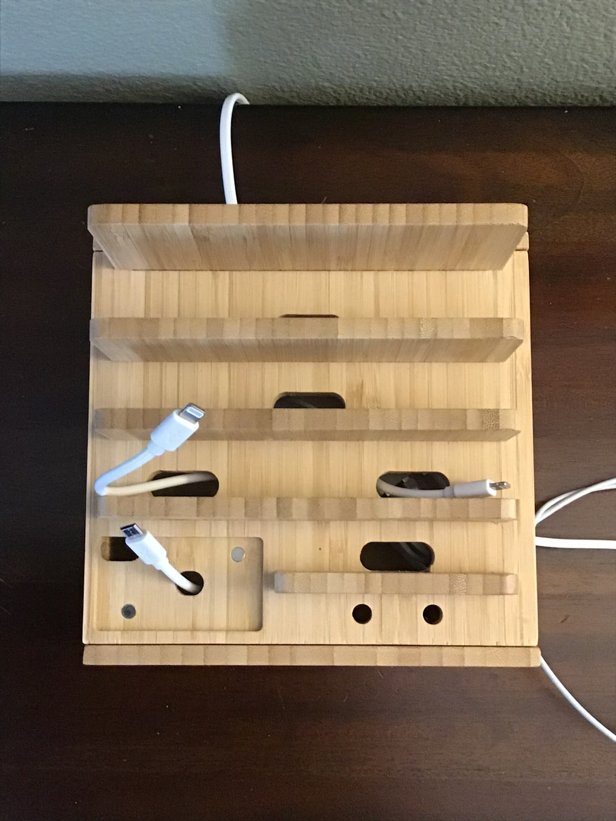 Bamboo 5-portars laddningsstation – USB-organiseringsdocka för smartphones, surfplattor och smartklockor med kabelset