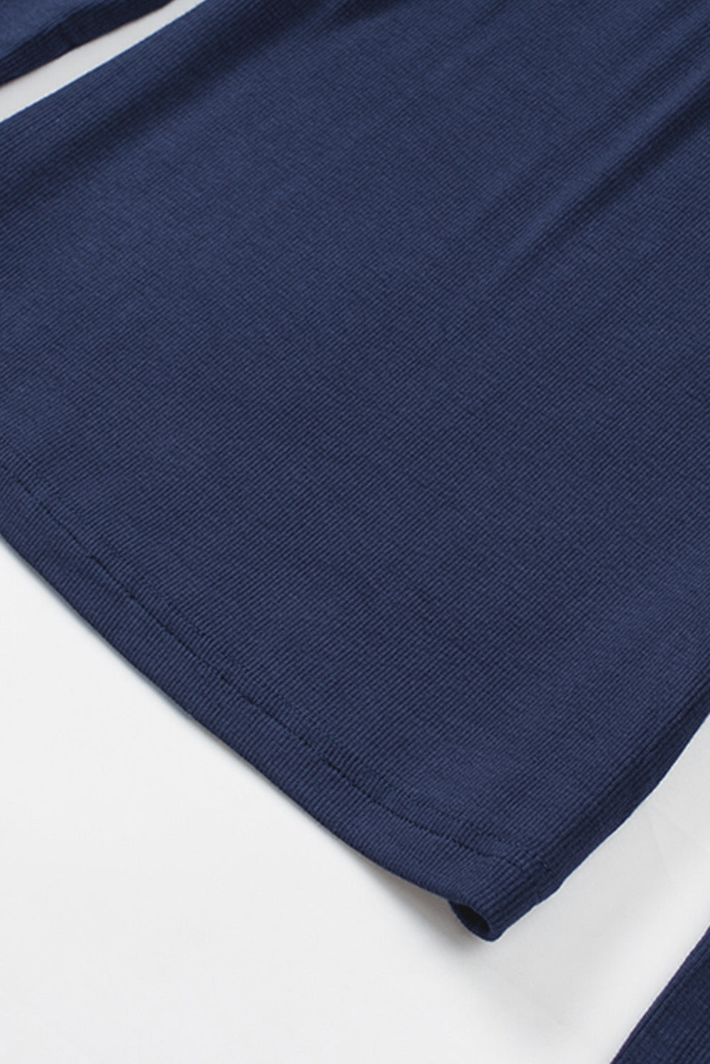 Ribbad off-shoulder omlotttopp för kvinnor – Elegant, v-ringad, långärmad, figurnära modeblus