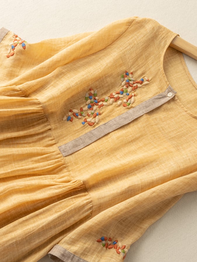 Juni | Midiklänning i linne med broderad knappslå – Vardagsklänning med halvlång ärm och veck