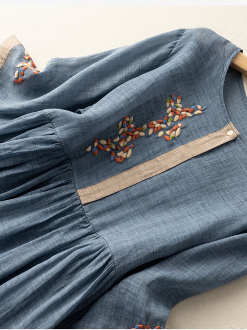 Juni | Midiklänning i linne med broderad knappslå – Vardagsklänning med halvlång ärm och veck