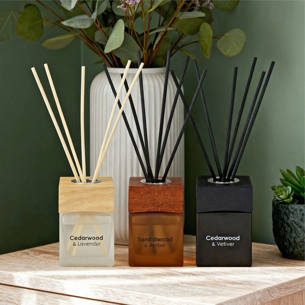 Långvarig hemdoft med eteriska oljor - Aromatiska pinnar för en avkopplande atmosfär av cederträ, lavendel och sandelträ