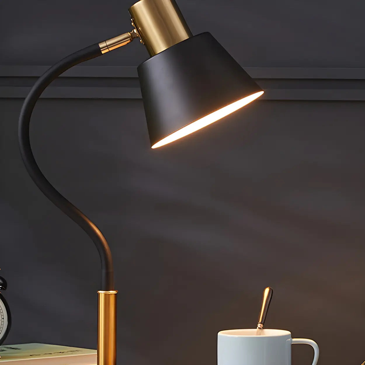 Modern svart justerbar bordslampa med elegant avsmalnande metallskärm – Hem- och kontorsbelysning