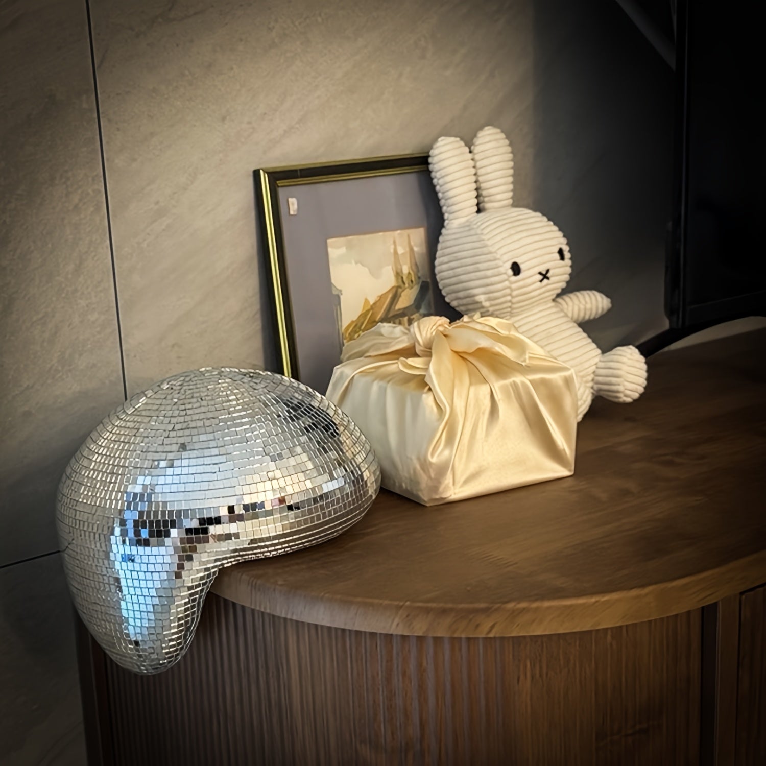 Skulptur av smält silverdiskoboll - Droppdekoration i speglat glas för modern heminredning