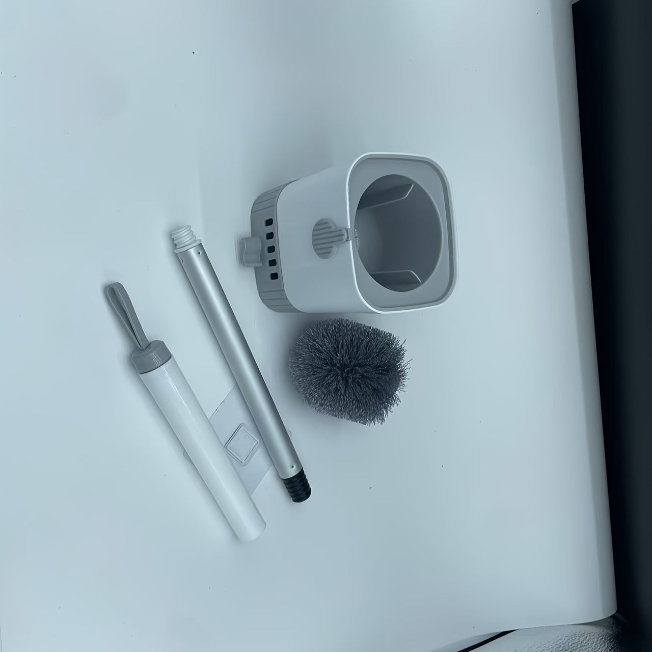 Hygienisk badrumsborste och vägghållare – kladdfri design med greppvänligt handtag