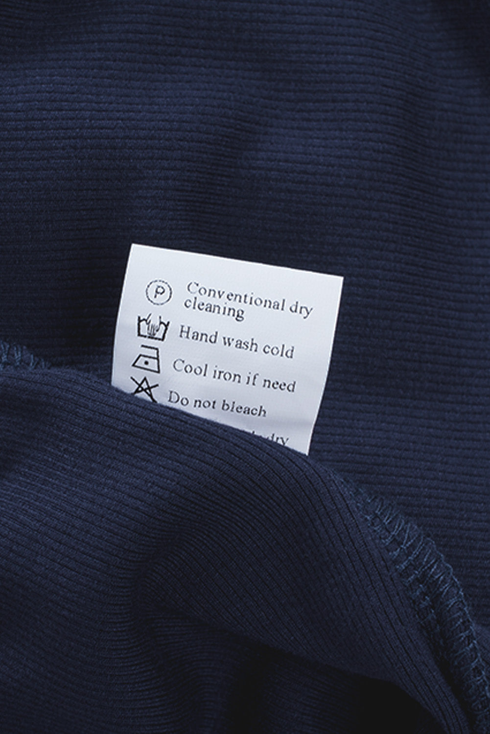 Ribbad off-shoulder omlotttopp för kvinnor – Elegant, v-ringad, långärmad, figurnära modeblus
