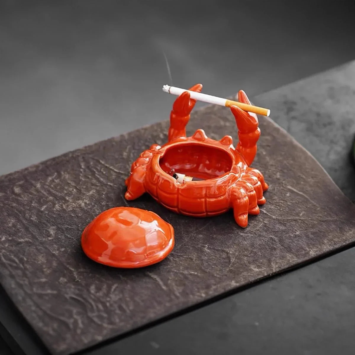 Krabbainspirerad keramisk askkopp – djärv orientalisk design