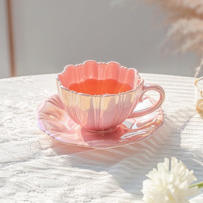 Vintageinspirerad tekopp och fat med pärlemormotiv – Keramisk kaffeservis med tidlös charm