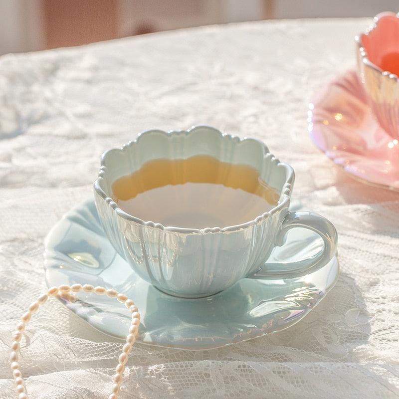 Vintageinspirerad tekopp och fat med pärlemormotiv – Keramisk kaffeservis med tidlös charm