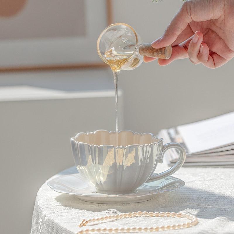 Vintageinspirerad tekopp och fat med pärlemormotiv – Keramisk kaffeservis med tidlös charm