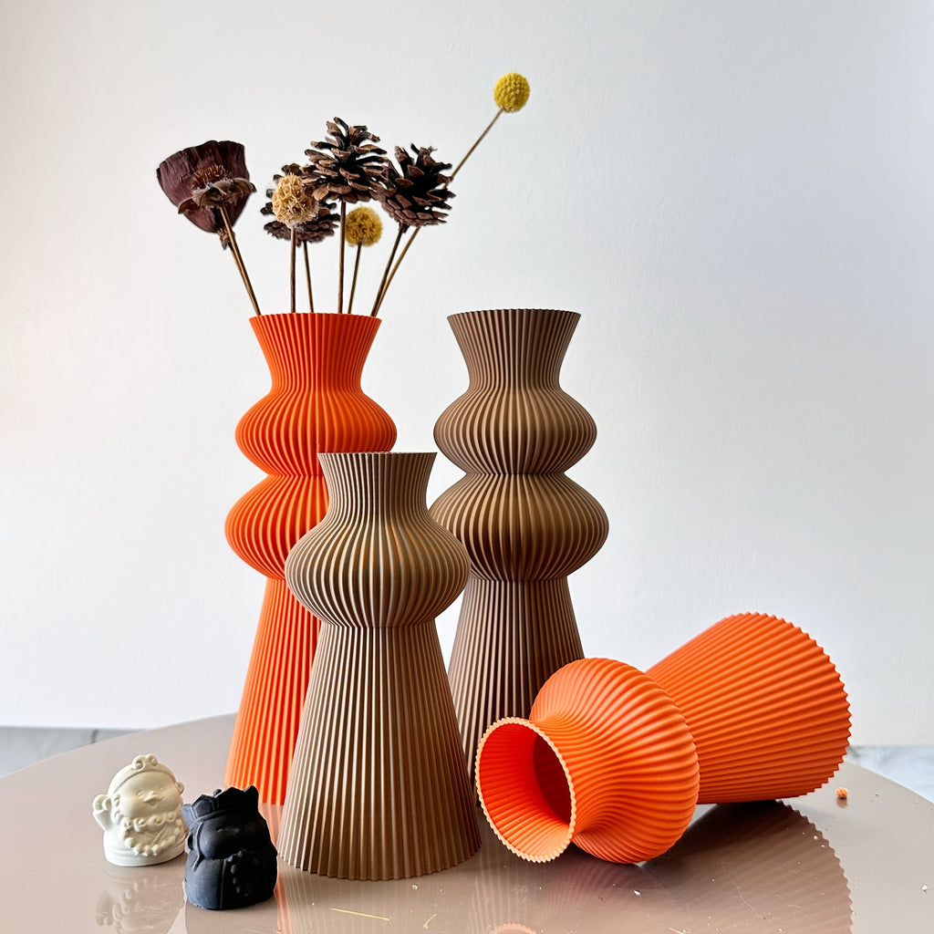 Snyggt vågstrukturerat vaspar – Modern heminredning och blomsterdisplay