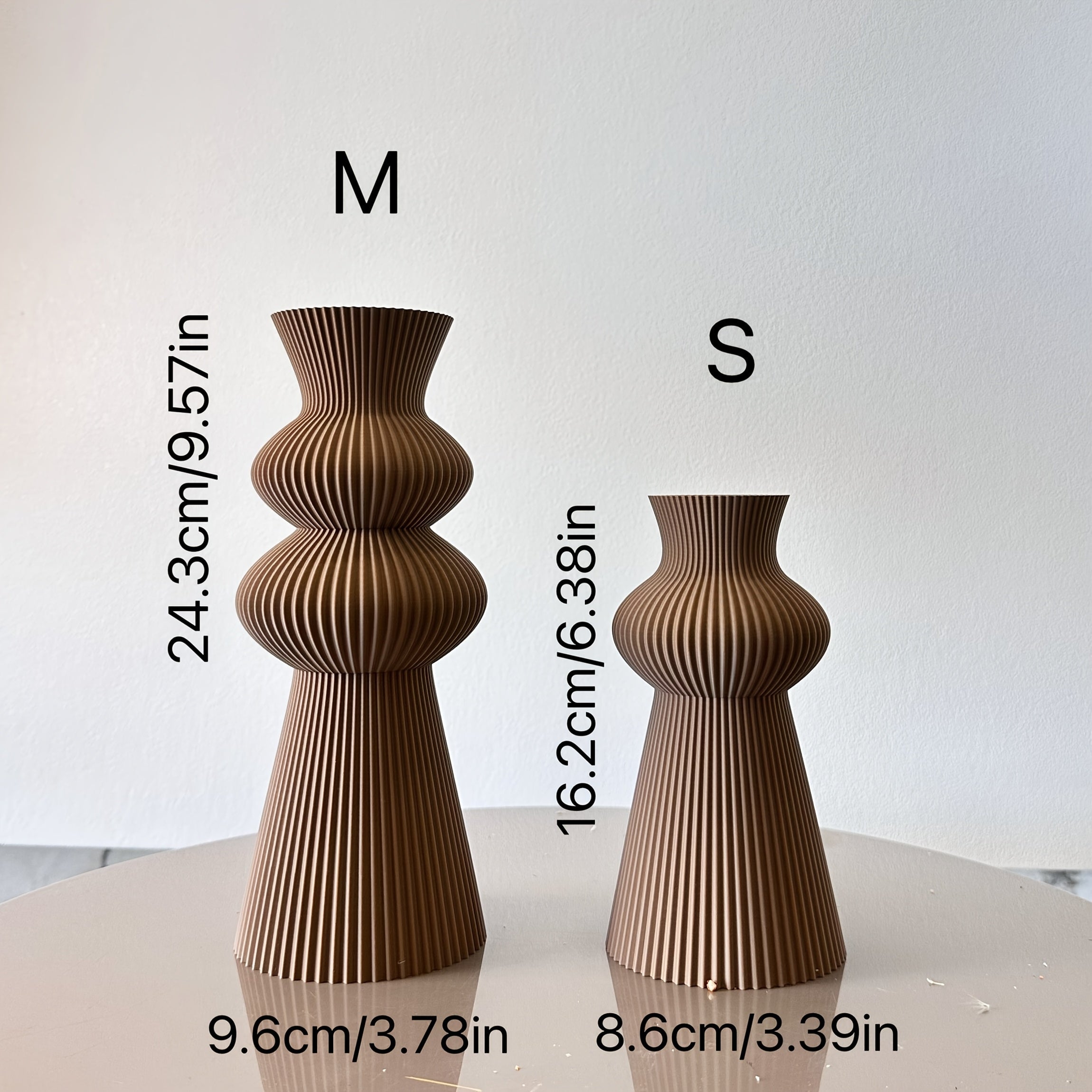 Snyggt vågstrukturerat vaspar – Modern heminredning och blomsterdisplay