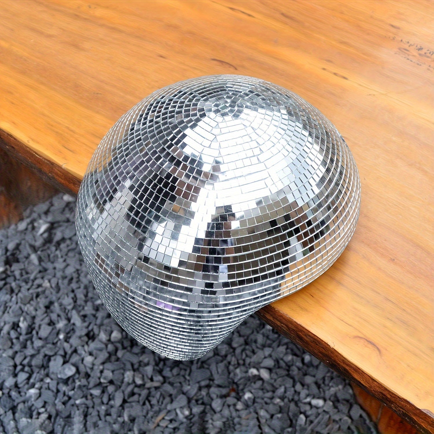 Skulptur av smält silverdiskoboll - Droppdekoration i speglat glas för modern heminredning