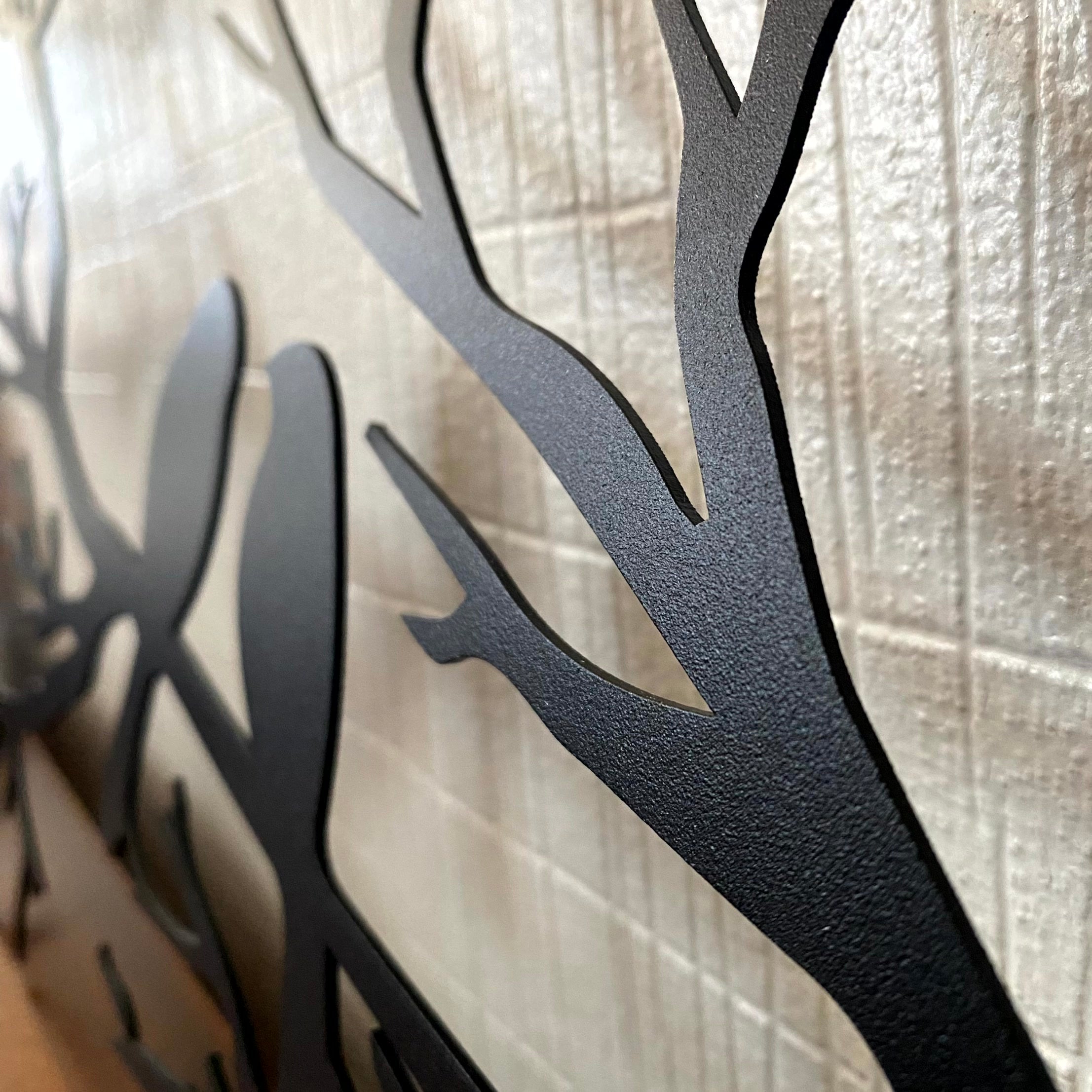 Metallväggdekoration – Elegant fågeldesign på gren