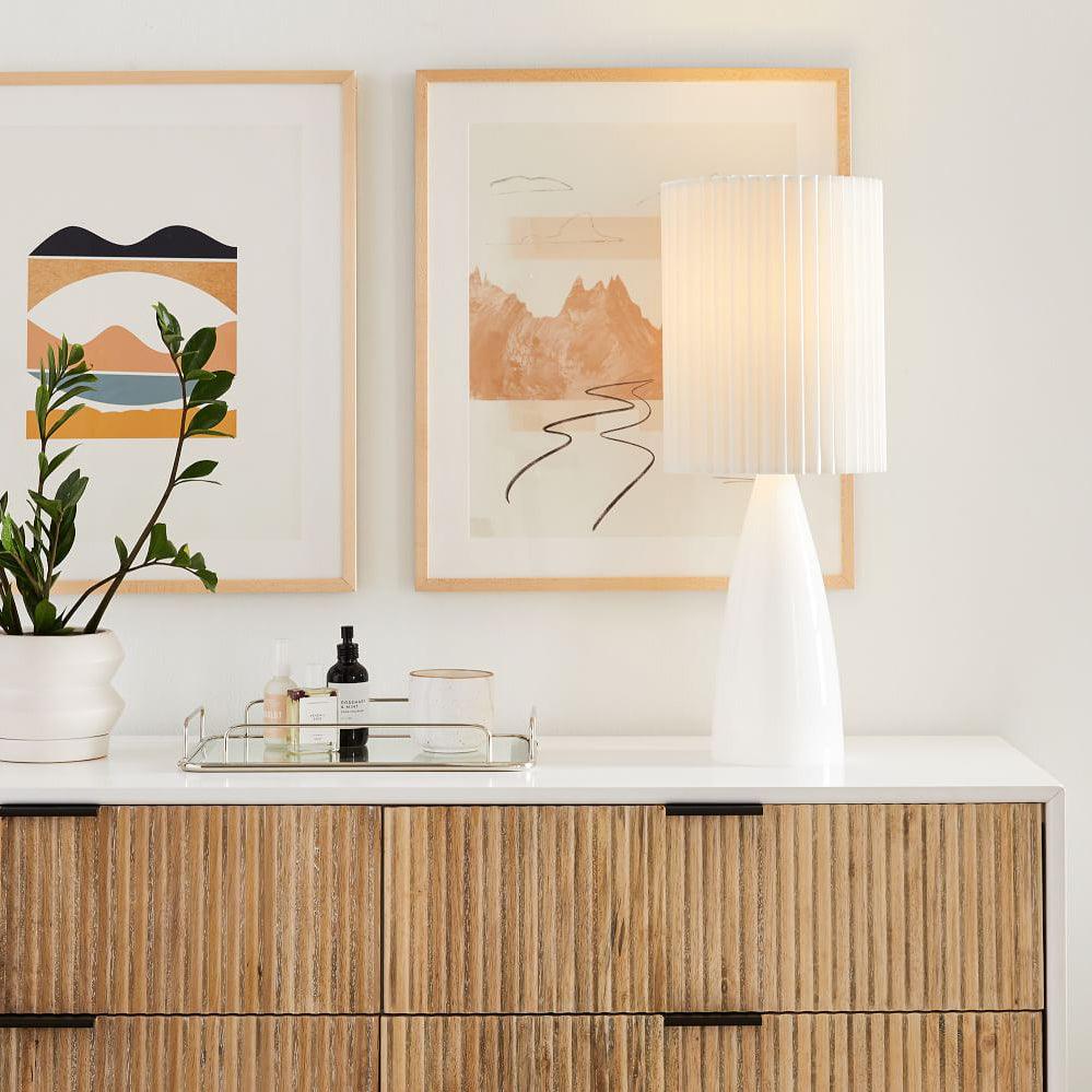 Modern neutral bordslampa - Accentlampa med veckad skärm för sovrumsinredning