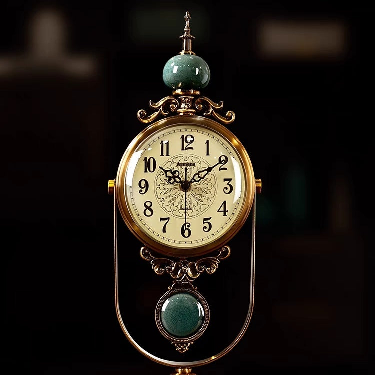 Vintage skrivbordsklocka i mässing - Klassisk pendelklocka för elegant hem- och kontorsinredning