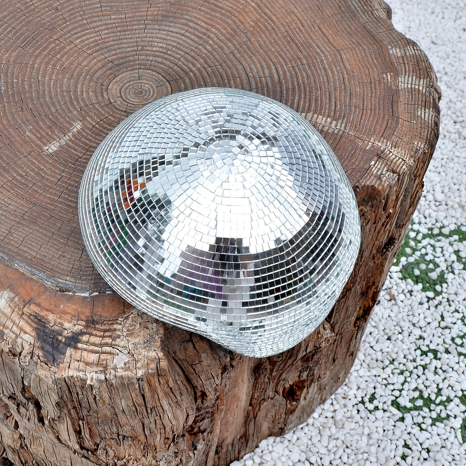 Skulptur av smält silverdiskoboll - Droppdekoration i speglat glas för modern heminredning