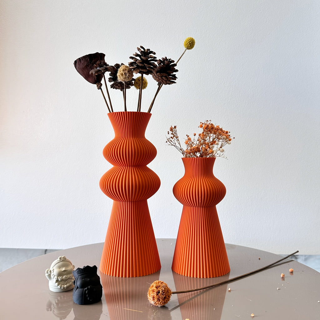 Snyggt vågstrukturerat vaspar – Modern heminredning och blomsterdisplay