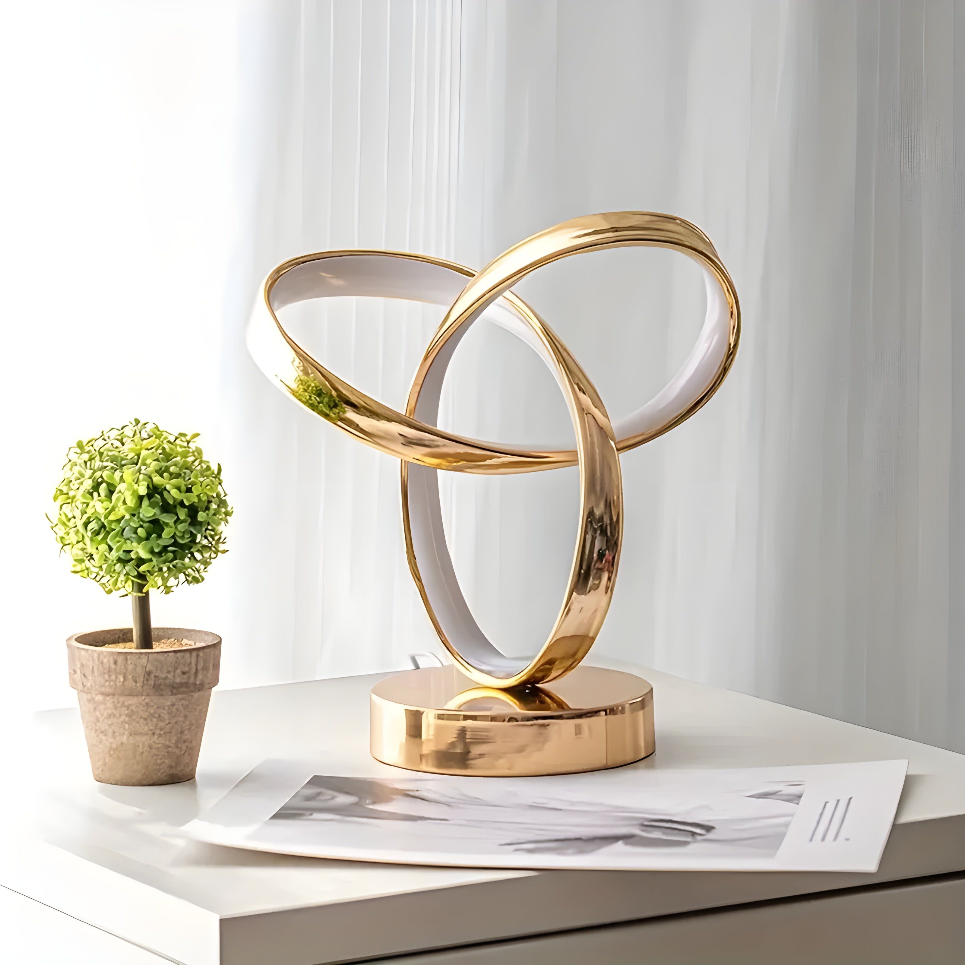 Golden Möbius Loop Skrivbordslampa – Lyxig Glow