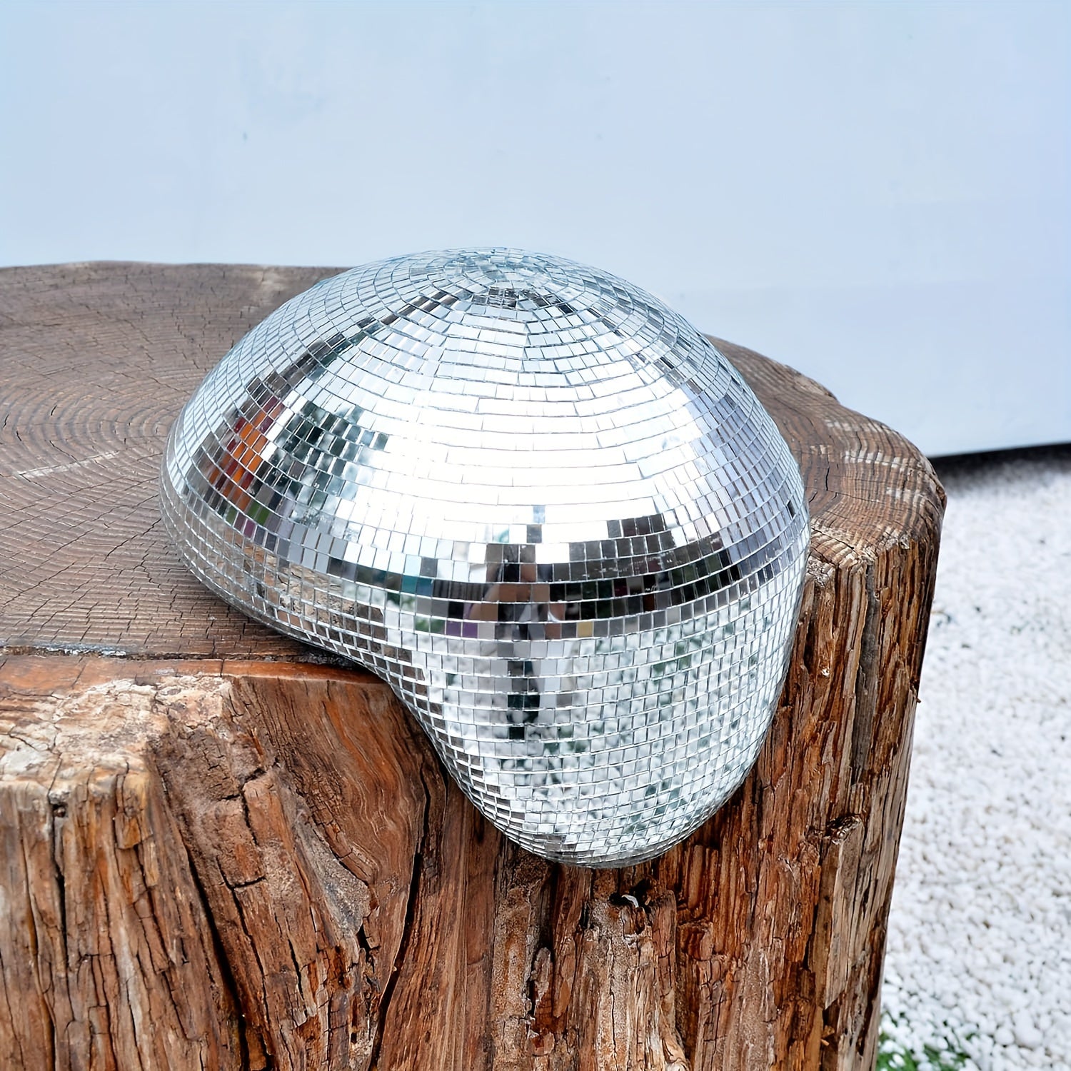 Skulptur av smält silverdiskoboll - Droppdekoration i speglat glas för modern heminredning