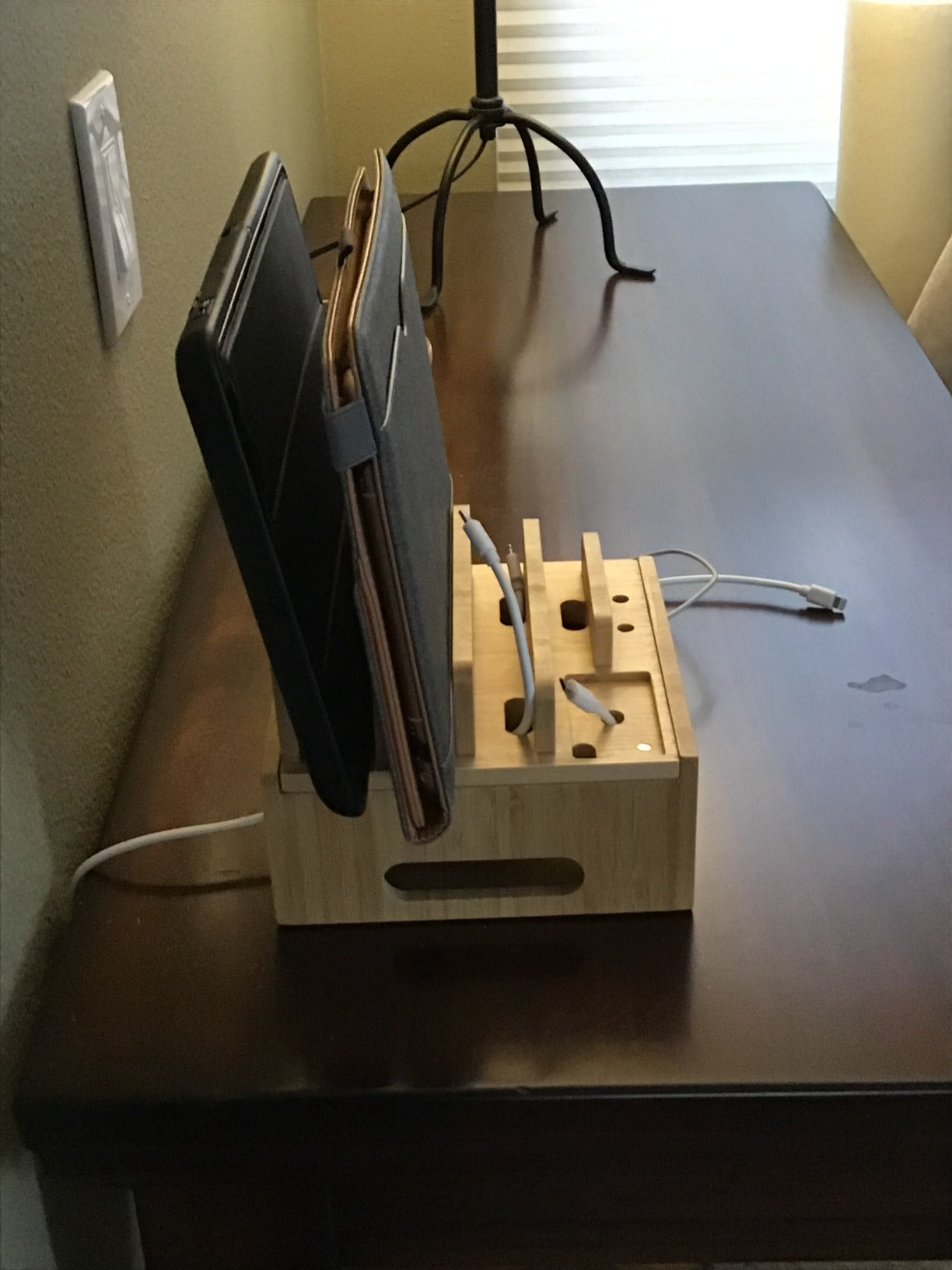 Bamboo 5-portars laddningsstation – USB-organiseringsdocka för smartphones, surfplattor och smartklockor med kabelset