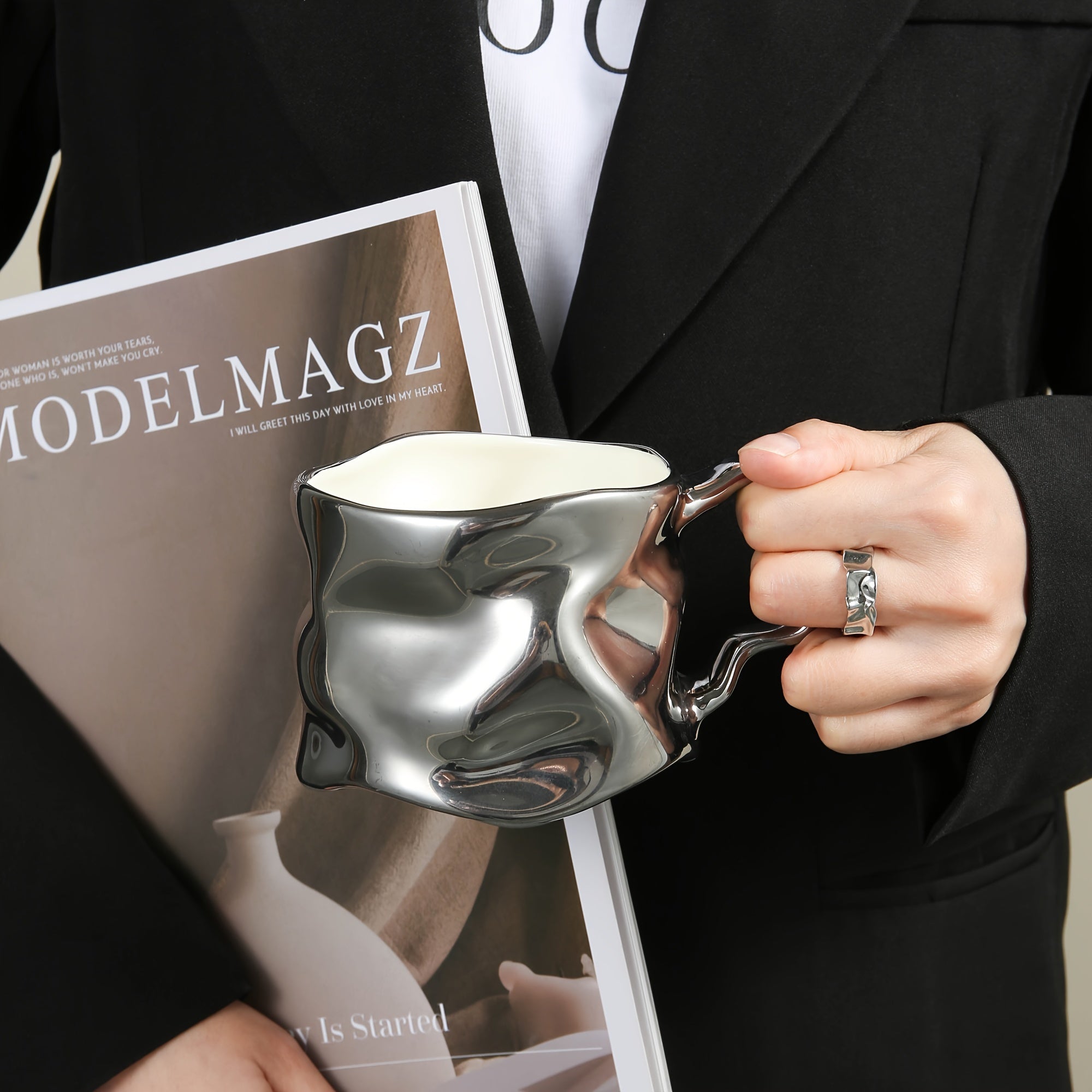 Handgefertigte Kaffeetasse aus gedrehter Keramik – Künstlerische Knitterstruktur mit Henkel