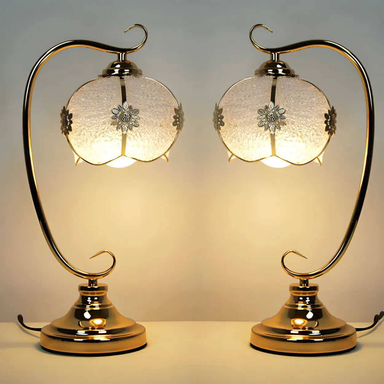 Modern böjd bordslampa i metall med kupolformad glasskärm